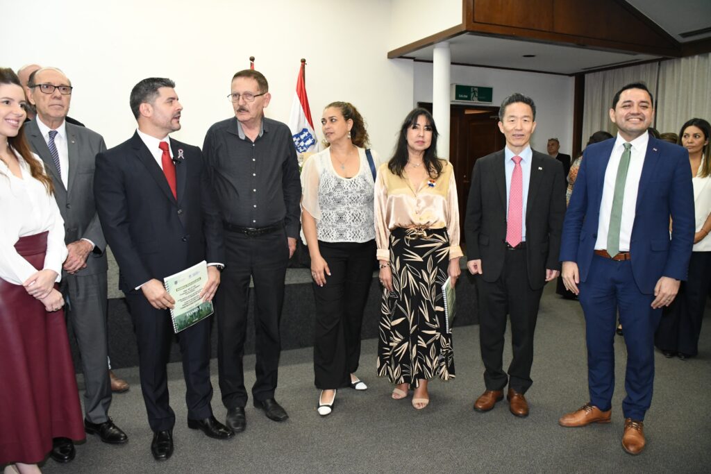 La Directora Ejecutiva de Munigestion Paragauay, así como el Lic. Americo Velazquez, Director Comercial, estuvieron presentes en el Lanzamiento de ISO 37120, reafirmando el compromiso con Ciudades Sustentables
